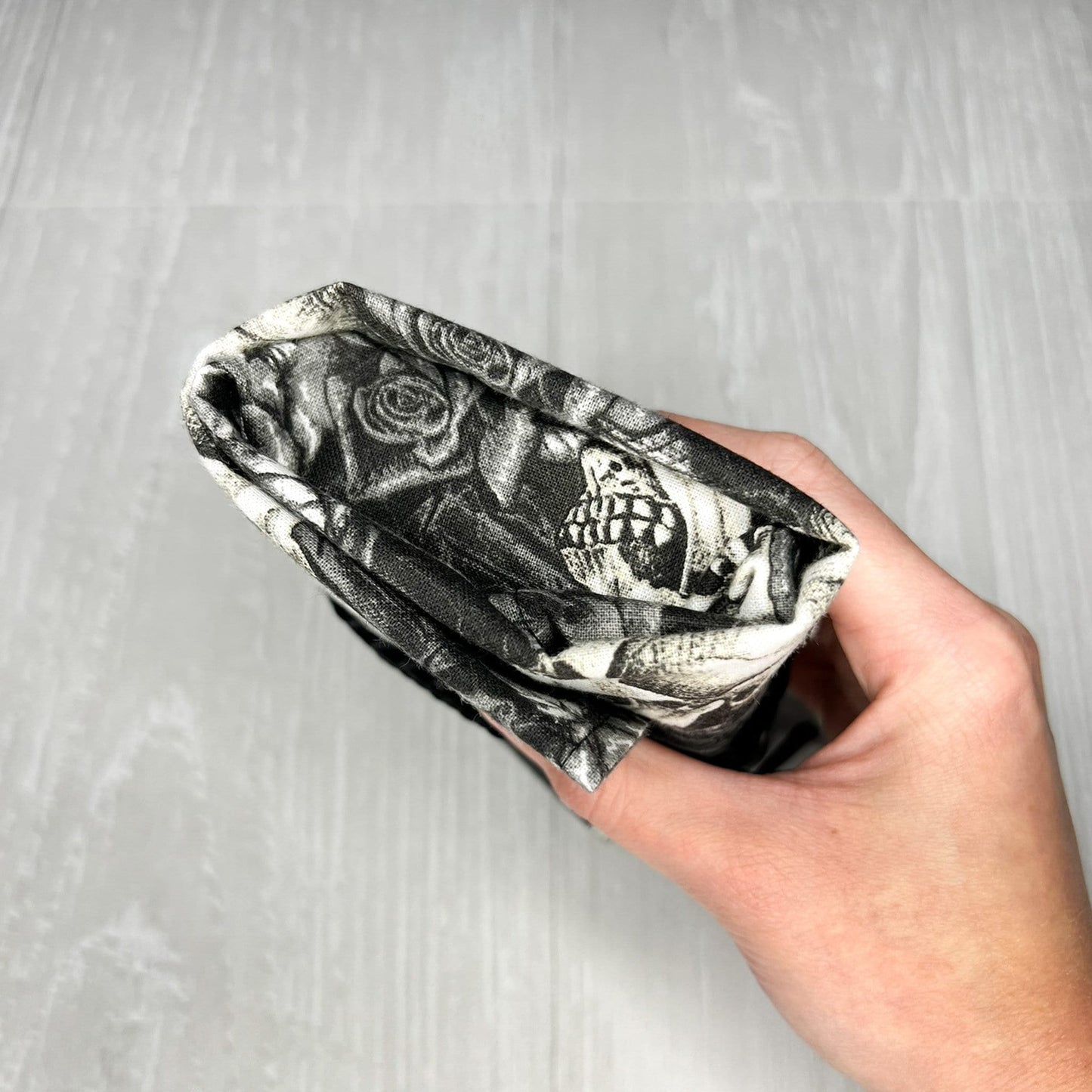 Skulls & Roses Tarot Wrap, Witch Tarot Deck Storage Cloth, Tarot Card Holder, Pagan Witchcraft Wiccan Divination Supplies, Tarot Accessories