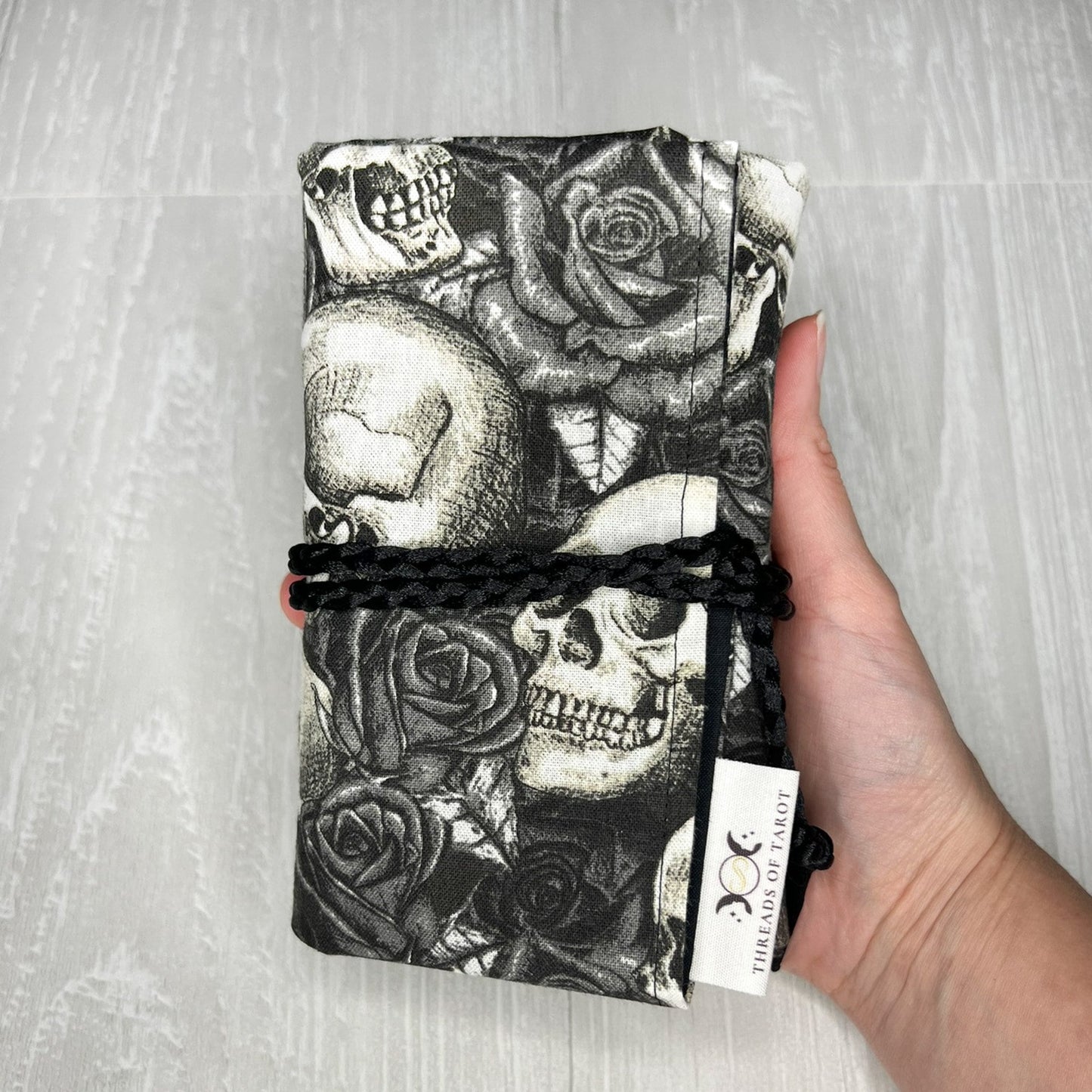 Skulls & Roses Tarot Wrap, Witch Tarot Deck Storage Cloth, Tarot Card Holder, Pagan Witchcraft Wiccan Divination Supplies, Tarot Accessories