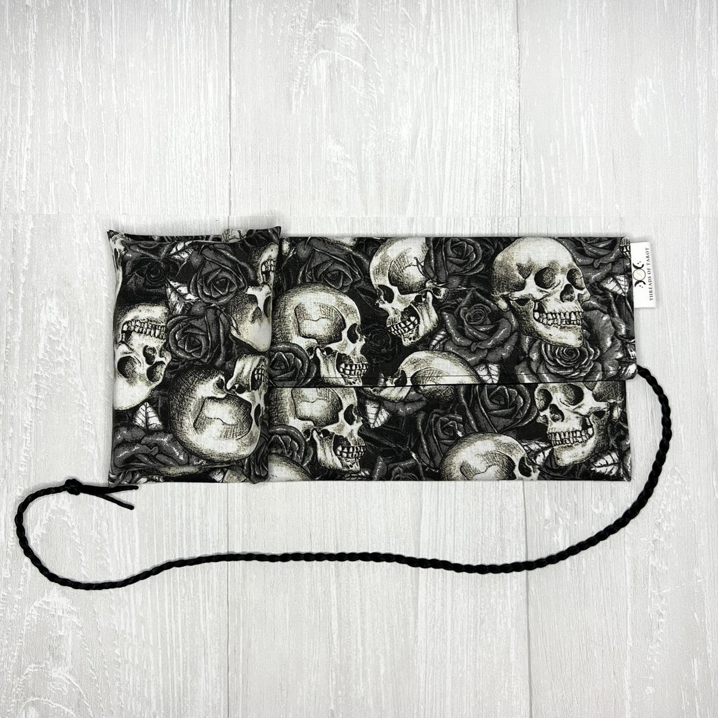 Skulls & Roses Tarot Wrap, Witch Tarot Deck Storage Cloth, Tarot Card Holder, Pagan Witchcraft Wiccan Divination Supplies, Tarot Accessories