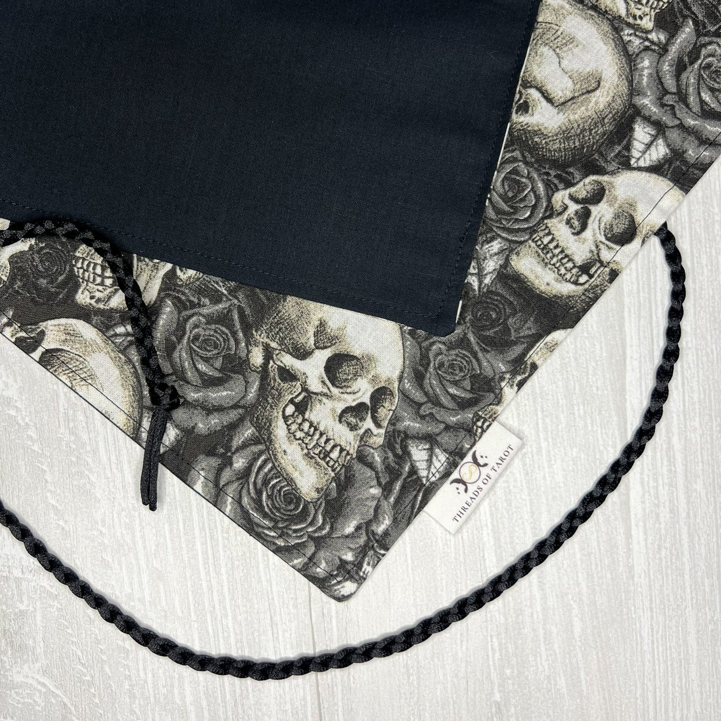 Skulls & Roses Tarot Wrap, Witch Tarot Deck Storage Cloth, Tarot Card Holder, Pagan Witchcraft Wiccan Divination Supplies, Tarot Accessories