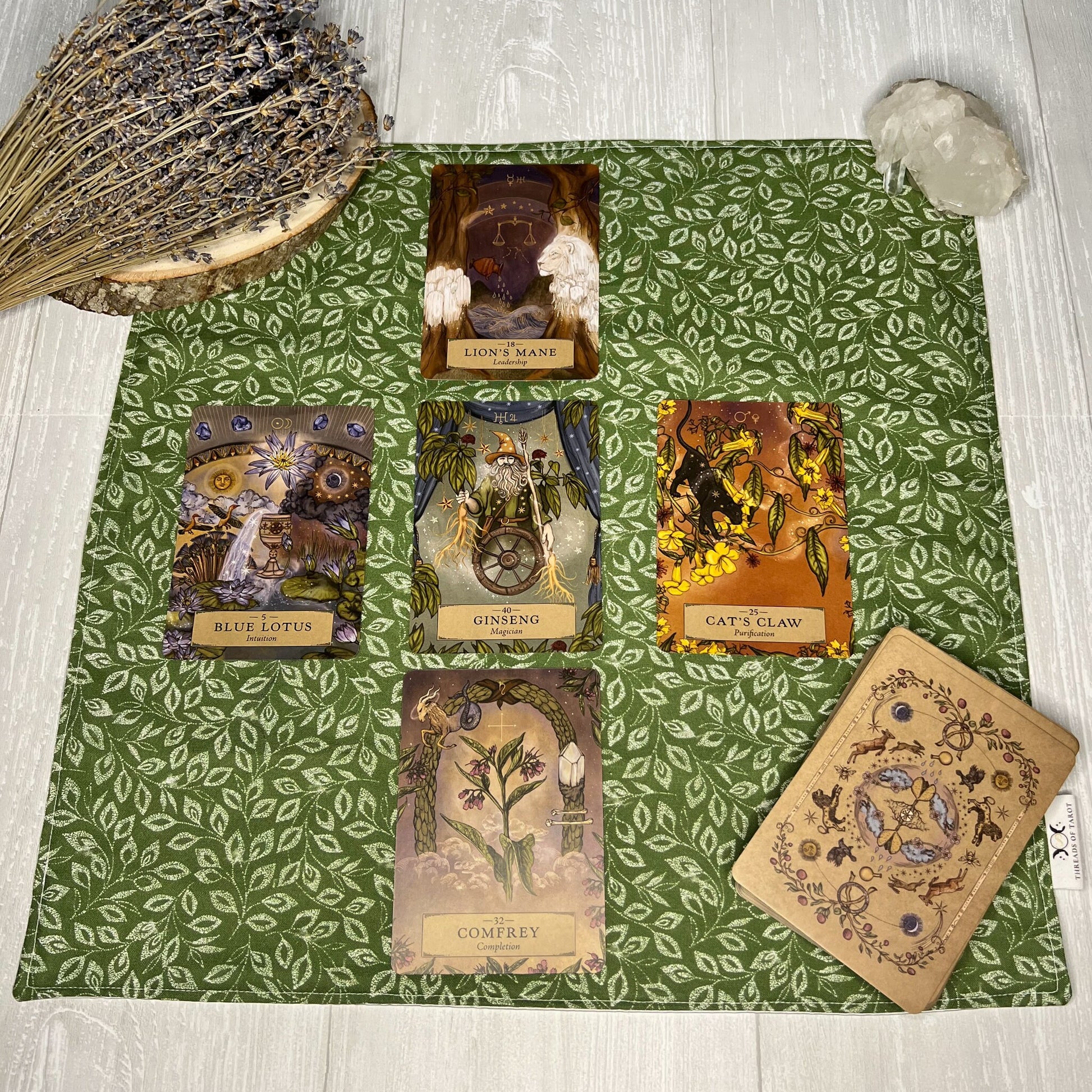 Green Altar Cloth, Floral Leaves Tarot Cloth, Tarot Reading Supplies and Accessories, Charm Rune Casting Cloth, Witch Tarot Reader Gifts